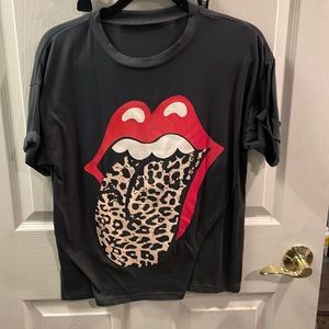 Women’s T-shirt. Size: S/M